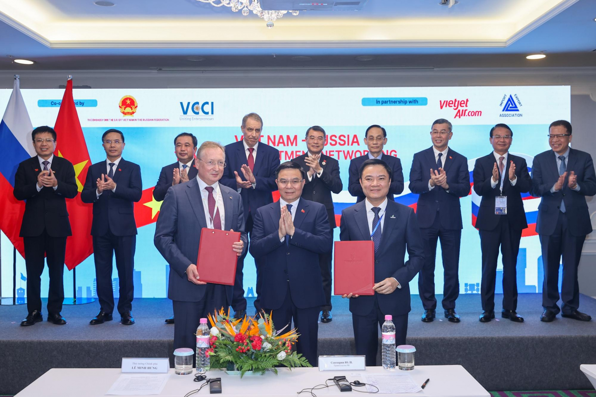 Bộ trưởng Cwin63 sân chơi đỉnh cao Lê Mạnh Hùng cùng Thủ tướng Lê Minh Hưng và các đại biểu chứng kiến trao Giấy chứng nhận Cwin800 hàng ngàn khuyến mãi của PSC Lô 01/17&02/17, thềm lục địa Việt Nam giữa Petrovietnam và Tập đoàn Zarubezhneft (Ảnh: VGP/Nhật Bắc)