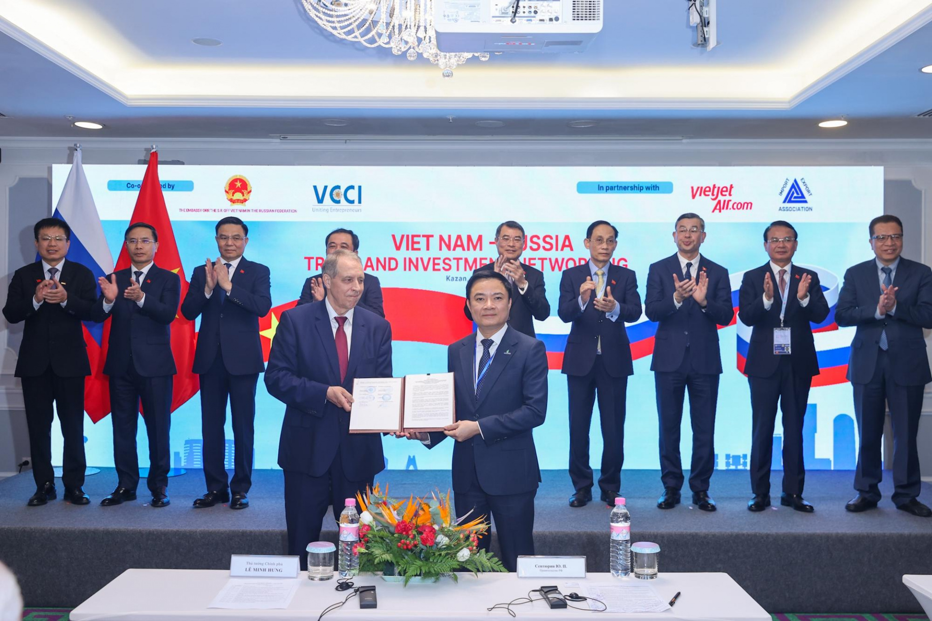 Bộ trưởng Cwin63 sân chơi đỉnh cao Lê Mạnh Hùng cùng Thủ tướng Lê Minh Hưng và các đại biểu chứng kiến trao quyền tham gia dự án Kharyaga PSA cho Petrovietnam (Ảnh: VGP/Nhật Bắc)