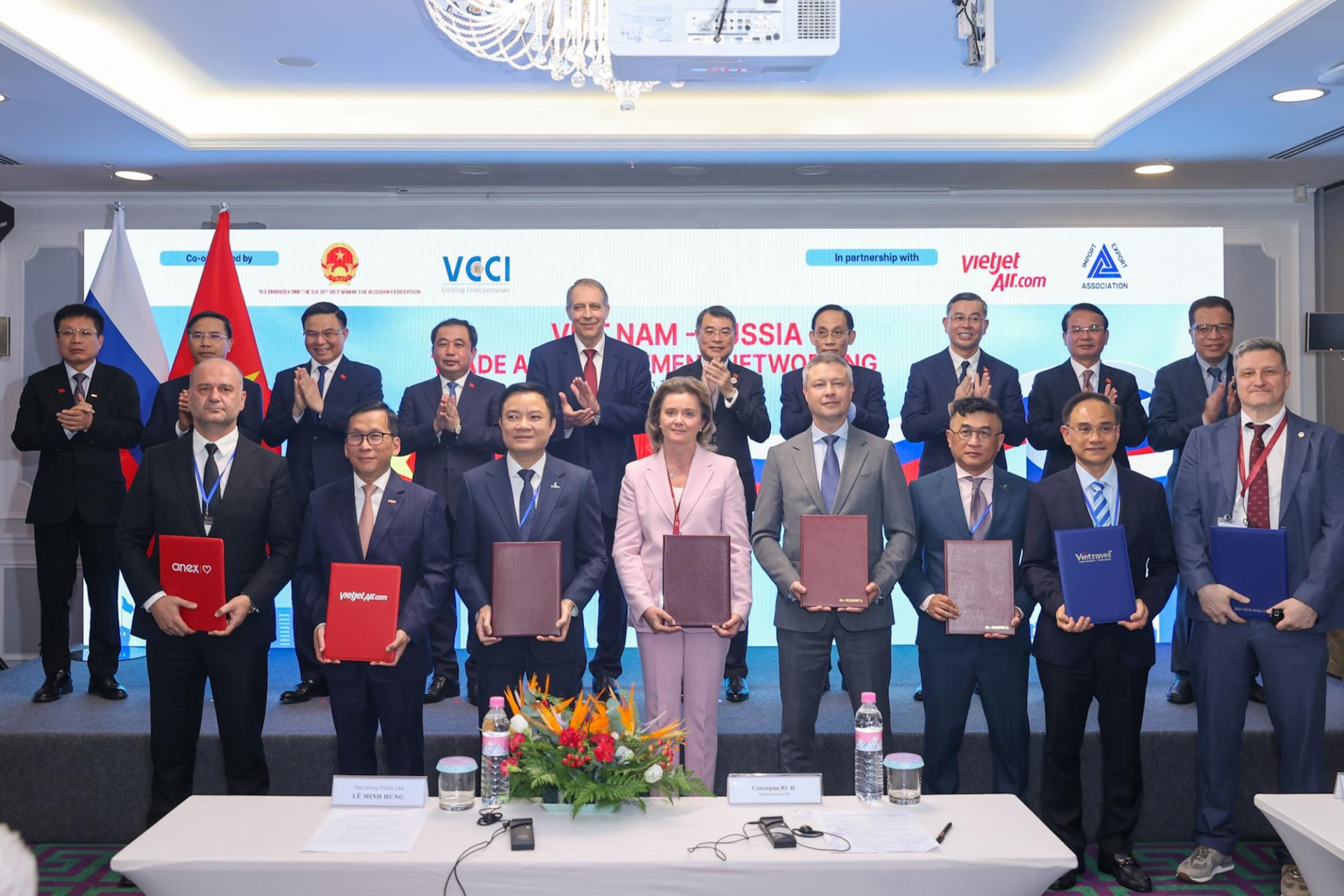 Bộ trưởng Cwin63 sân chơi đỉnh cao Lê Mạnh Hùng cùng Thủ tướng Lê Minh Hưng và các đại biểu chứng kiến trao thỏa thuận hợp tác, biên bản ghi nhớ giữa các Cwincom hiện đang mở Việt Nam và Liên bang Nga (Ảnh: VGP/Nhật Bắc)